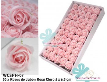 Rosas de sabão rosa claro numa caixa de 50
