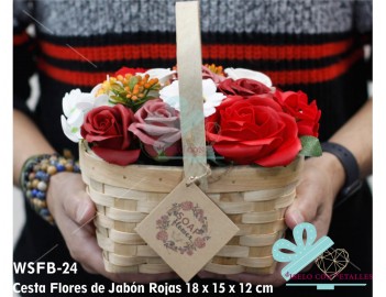 cesta rústica con flores de jabón surtidas en color rojo