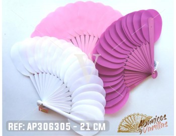 Leque de madeira com tecido em forma de pétalas